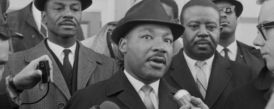 Martin luther king jr talking to press gleo6uqnsrpsrcuv