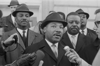 Martin luther king jr talking to press gleo6uqnsrpsrcuv